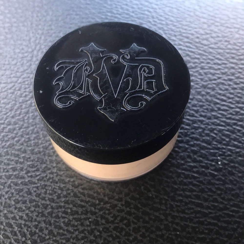 Golden- Kat Von D Brightening Powder